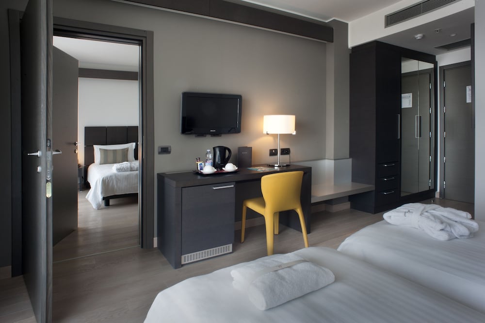 Family Room, Multiple Beds (Deluxe) - Photo 2