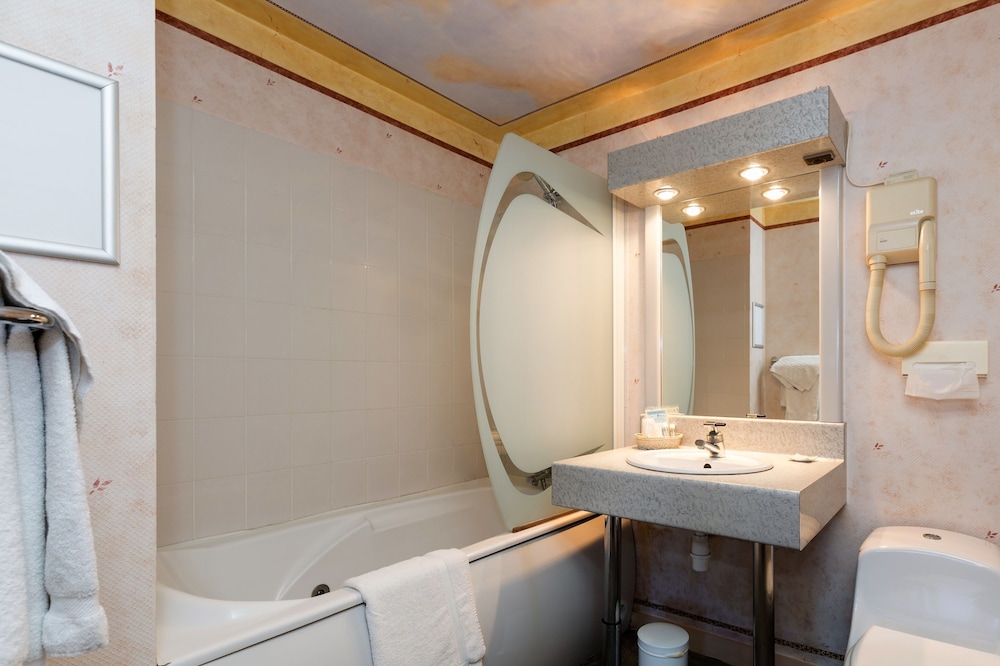 Superior Double Room, Bathtub - Photo 3