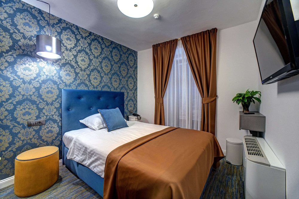 Basic Quadruple Room photo 3