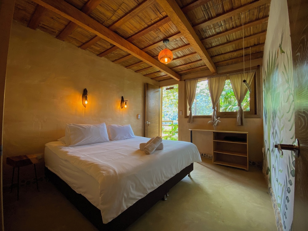 Comfort Room, 1 Queen Bed, Mountain View