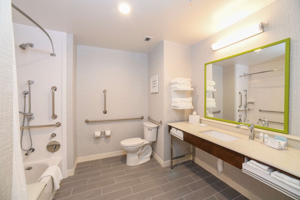Room, 1 King Bed, Accessible, Bathtub - Photo 4