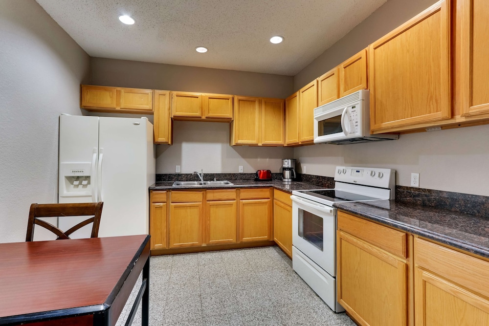 Standard Room, 1 King Bed, Non Smoking, Kitchenette (with Sofabed) - Photo 4
