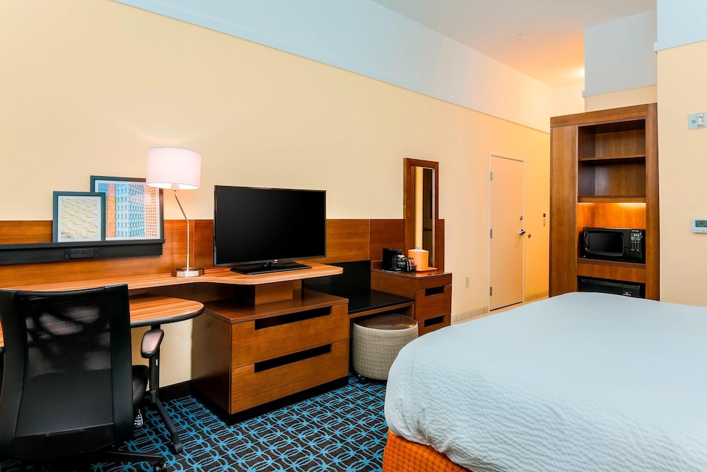 Suite, 1 King Bed with Sofa bed (Mobility/Hearing Accessible, Tub)