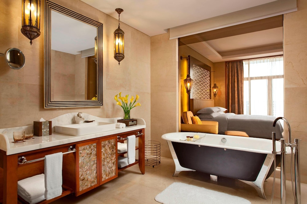 Deluxe Suite, 1 King Bed, Balcony - Photo 5