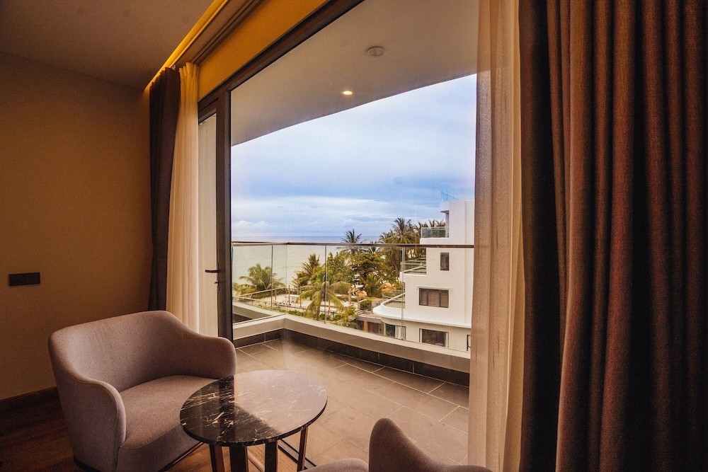 Deluxe Double Room (Ocean Partial View) - Photo 3