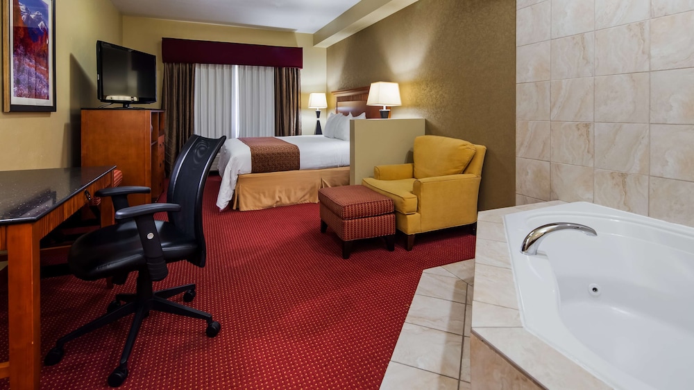 Suite, 1 King Bed, Non Smoking, Jetted Tub photo 2