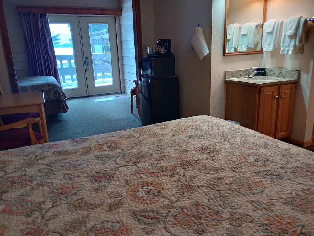 Room, Multiple Beds, Non Smoking, Lake View