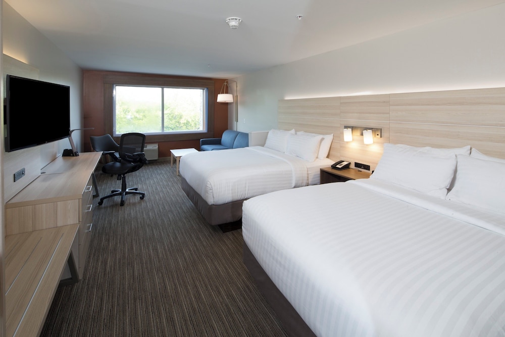 Suite, 2 Queen Beds, Accessible Bathtub (Mobility)