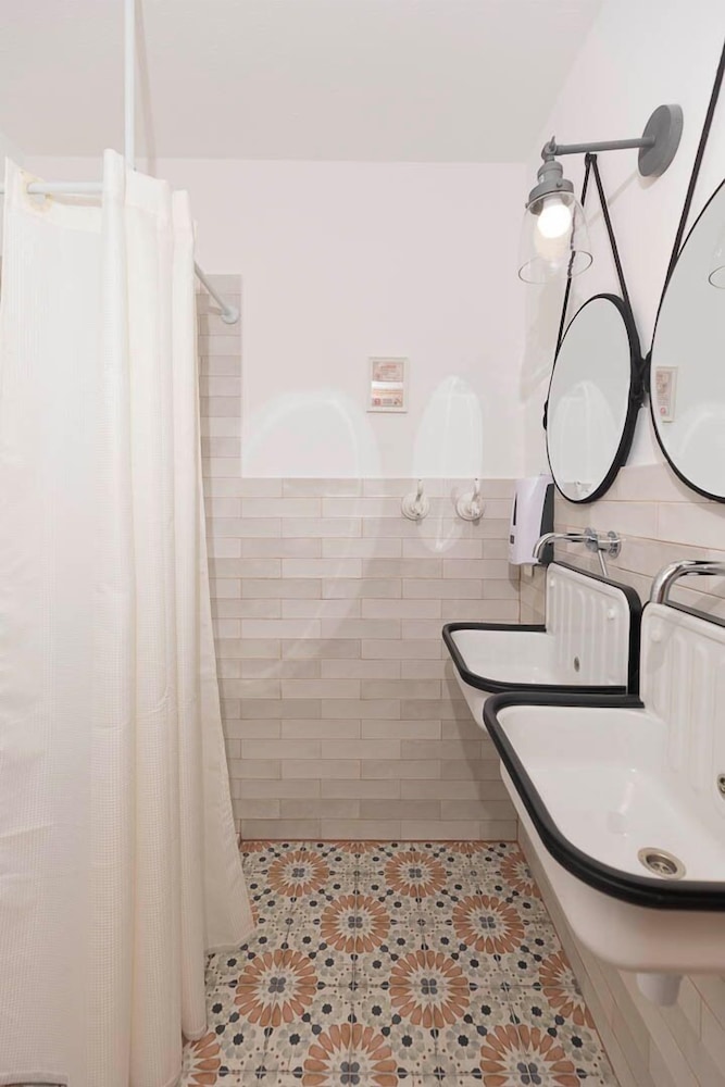 Chambre privee 6 lits avec salle photo 3