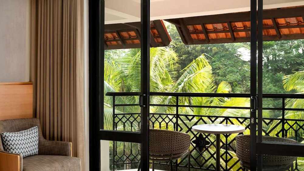 Grand Room, 1 King Bed, Balcony, Garden View photo 2