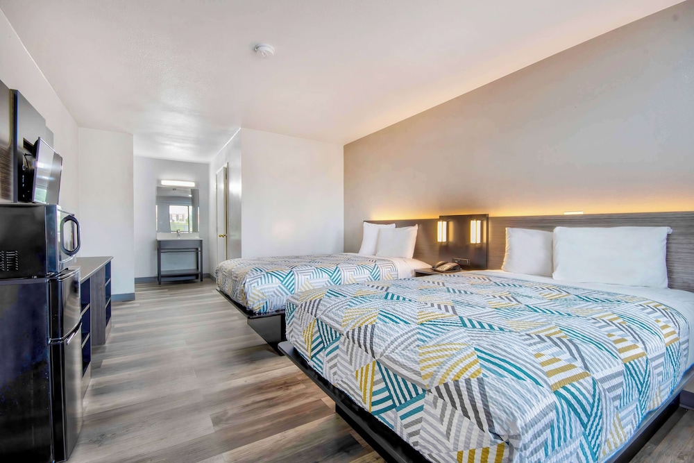 Deluxe Room, 2 Double Beds, Non Smoking, Refrigerator & Microwave photo 1