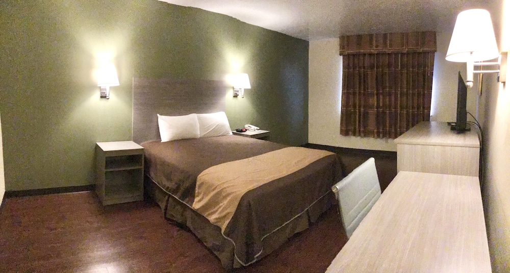 Standard Room, 1 Queen Bed, Non Smoking - Photo 5