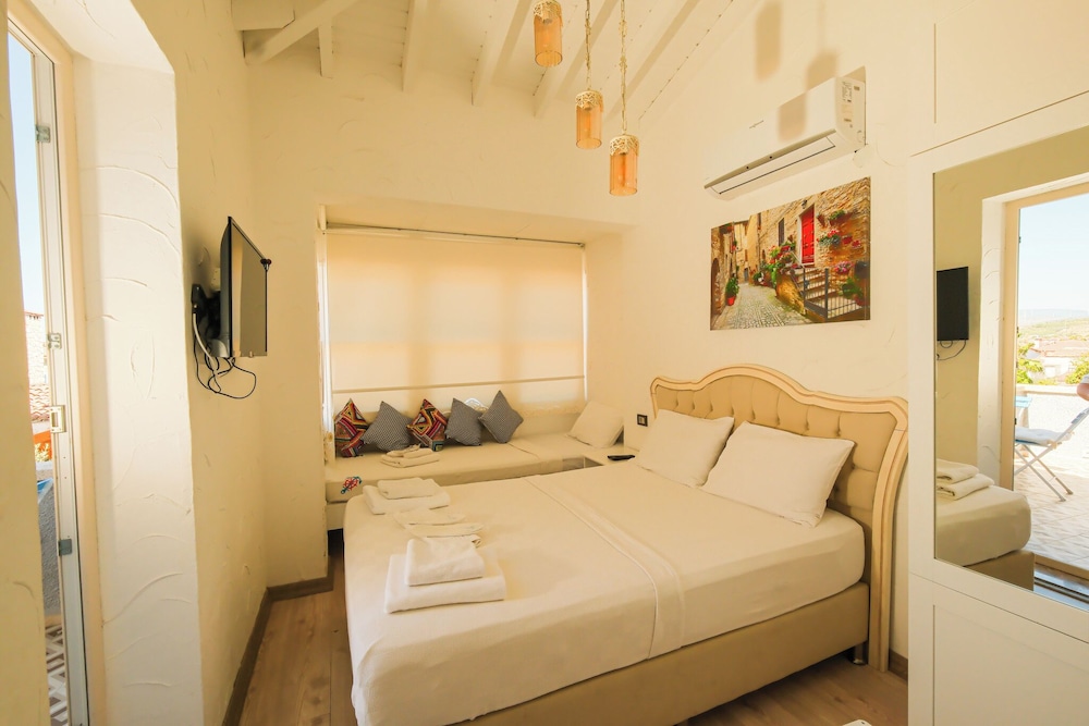Triple Room, Pool View (Aquila) - Photo 9