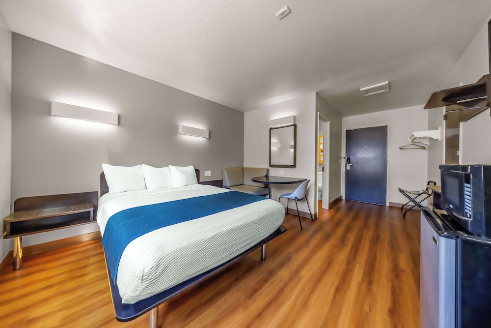 Standard Room, 1 Queen Bed, Non Smoking - Photo 3