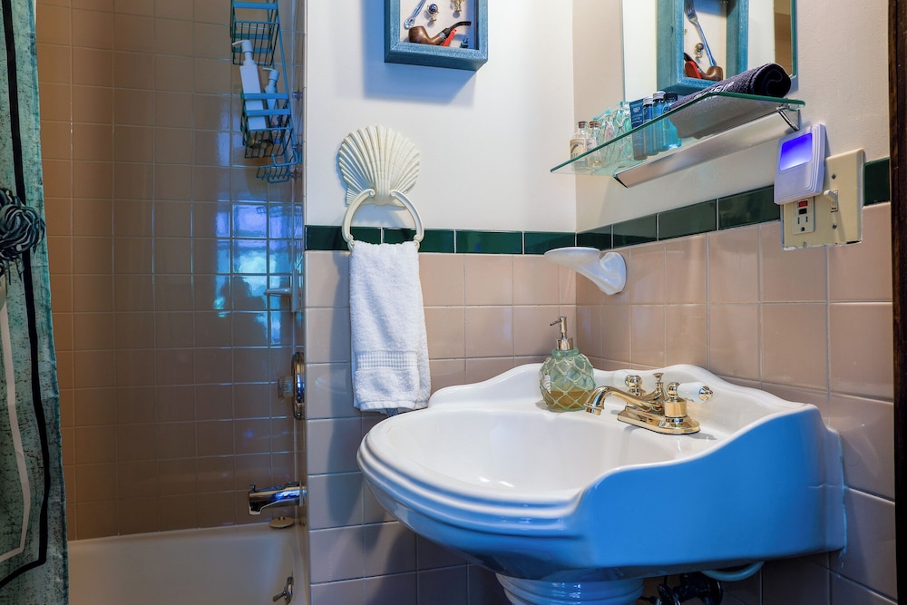Room, Private Bathroom (Ramparts) photo 2