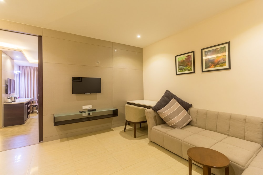 Grand Suite, Bathtub, City View photo 3