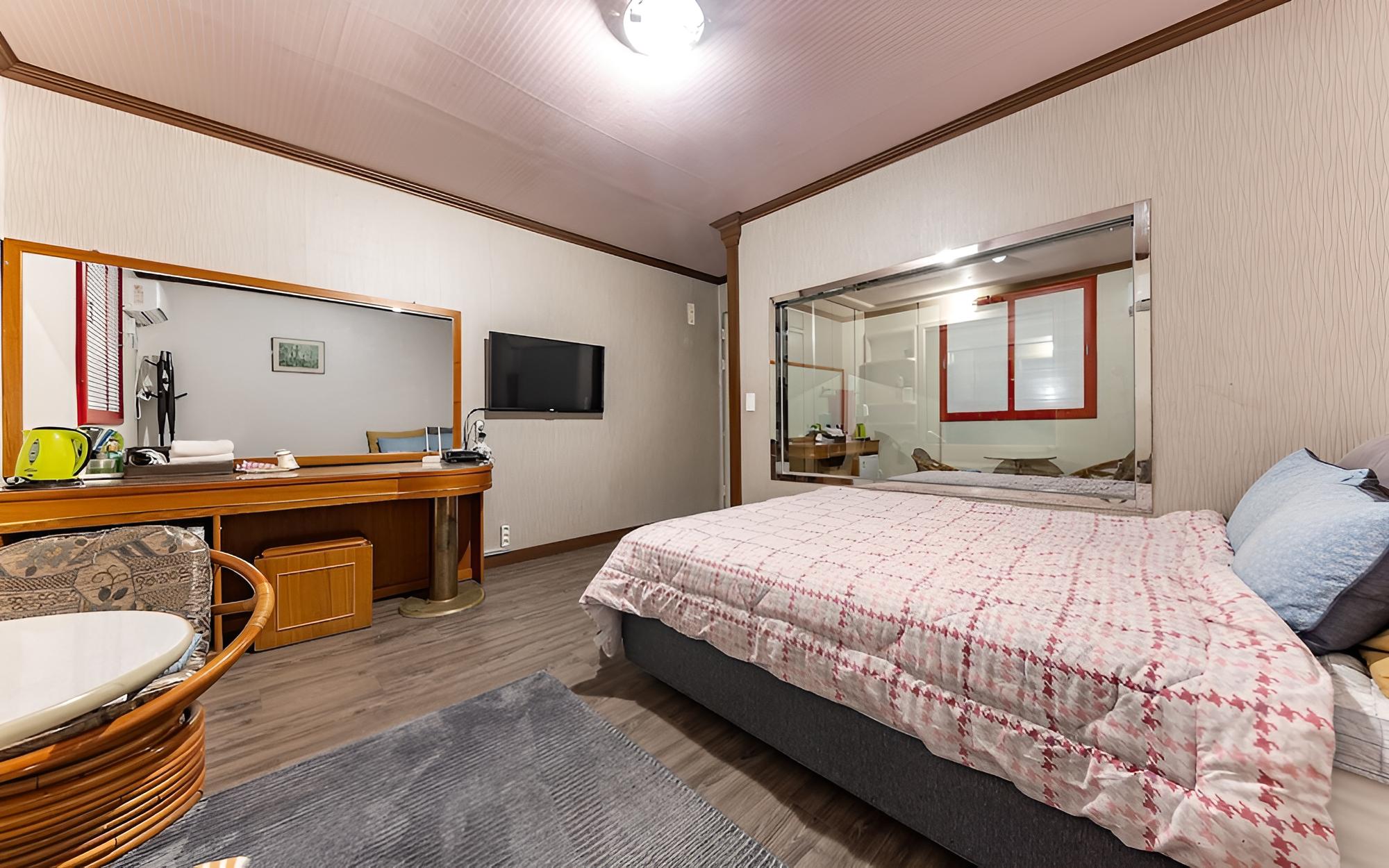 Room (Standard Room) - Photo 14