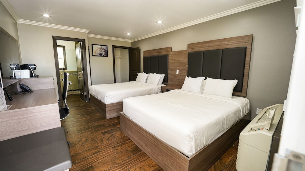 Room, 2 Queen Beds, Non Smoking - Photo 4