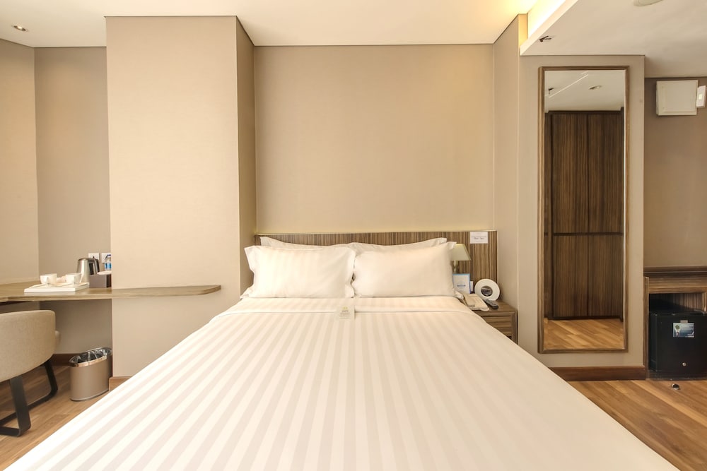 Deluxe Room, 1 Queen Bed (Free Self Service Laundry) photo 3
