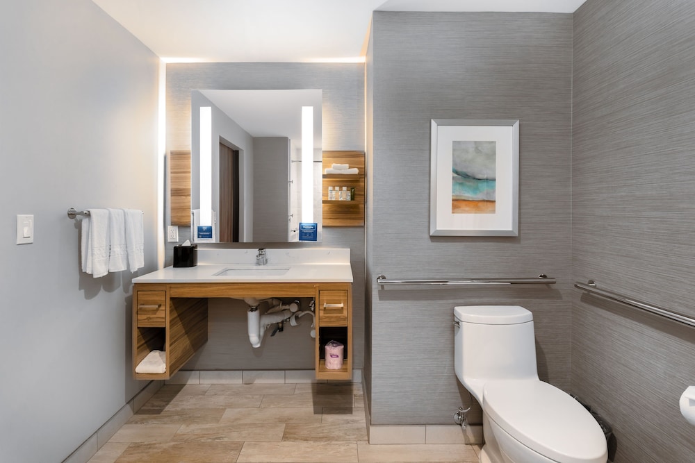Junior Suite, 2 Queen Beds, Accessible, Bathtub (Hearing) - Photo 4