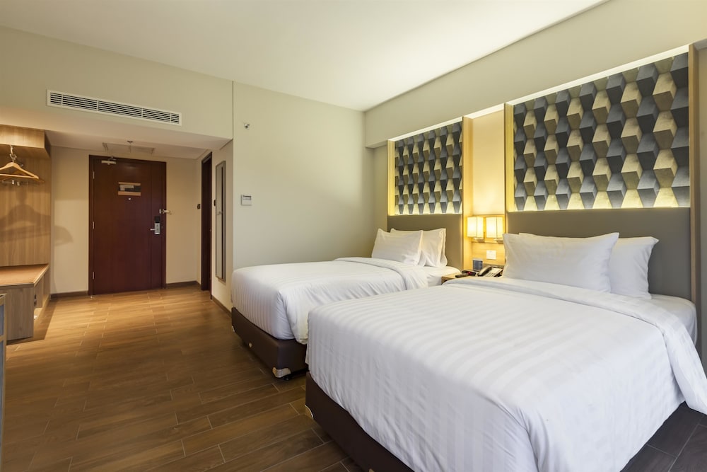 Deluxe Room, 1 Queen Bed, Smoking, Balcony photo 3