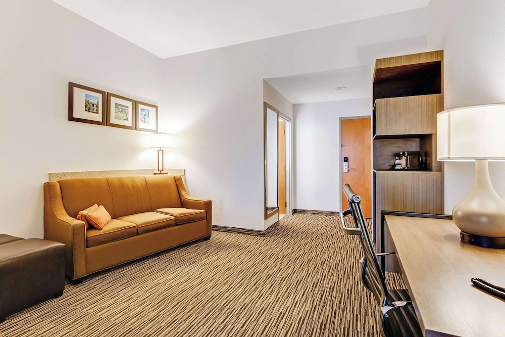 Suite, 2 Queen Beds, Non Smoking, Refrigerator & Microwave - Photo 2