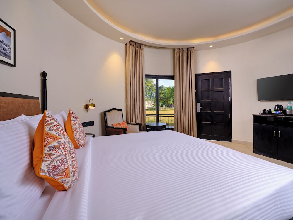 Premium King Room With Balcony - Photo 3