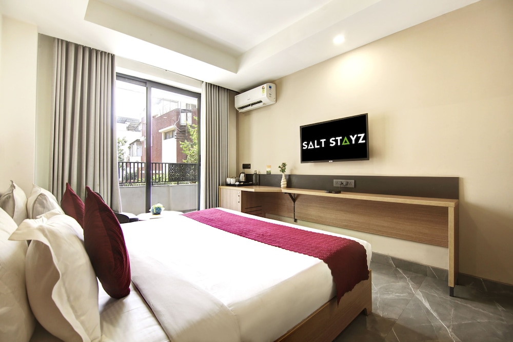 Superior Room with Balcony - Photo 4