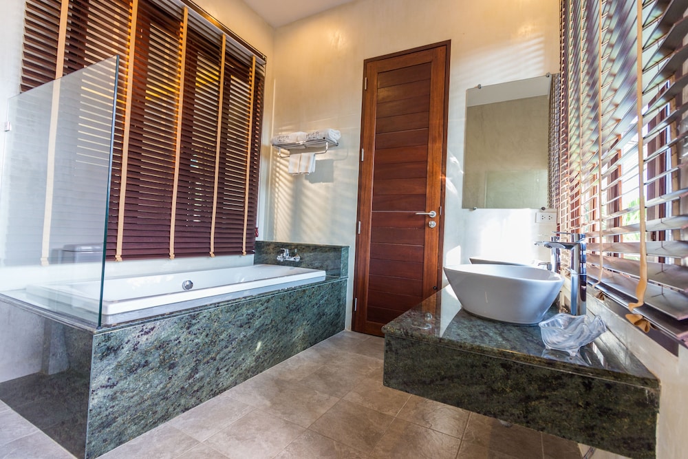 Deluxe Room / Lake View photo 3