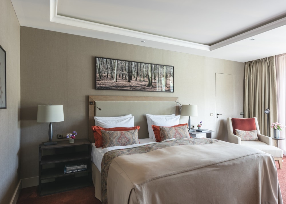 Elegant Nature Room with Alpine View
