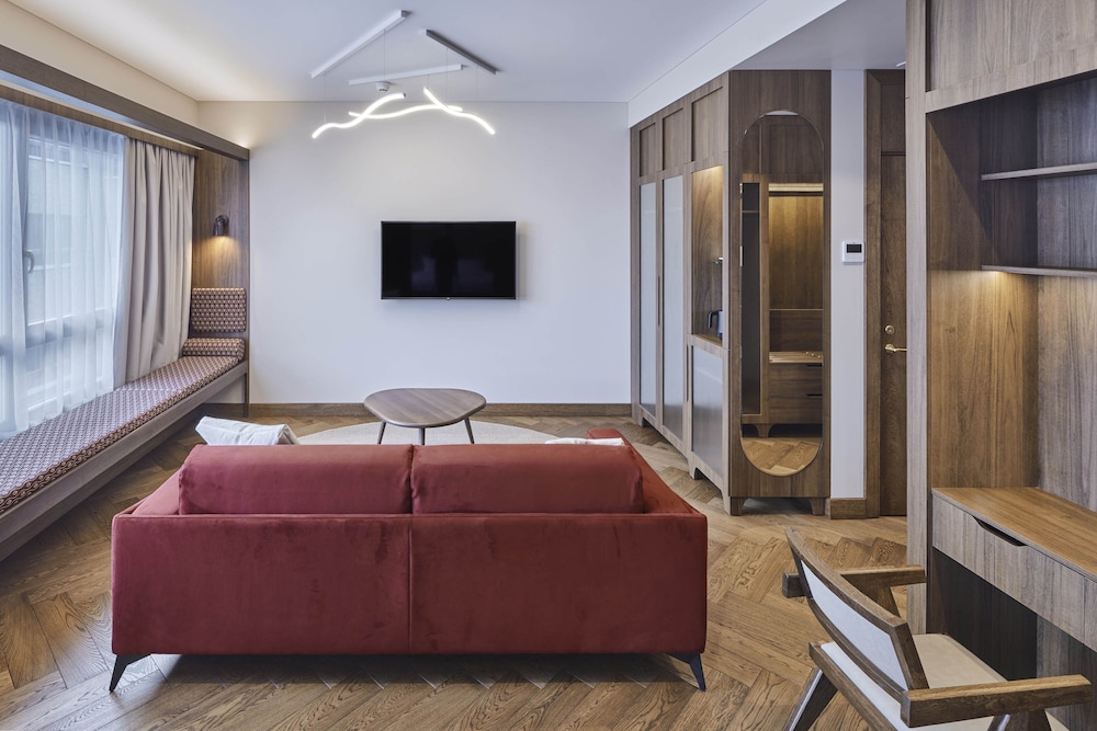 Luxury Suite - Photo 7