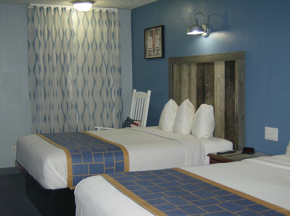 Room, 2 Double Beds - Photo 4