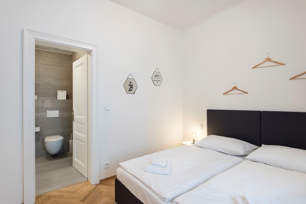 Classic Apartment, Multiple Beds, Kitchen ( 06)