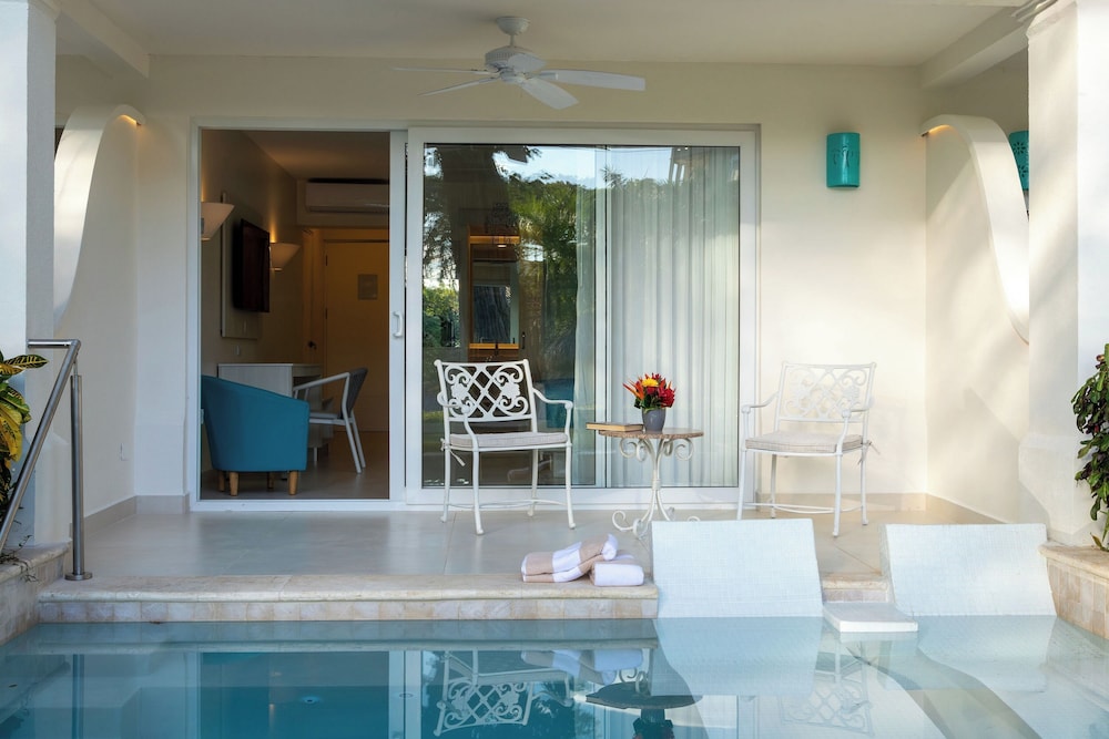 Premium Tropicana King Bed with Plunge Pool