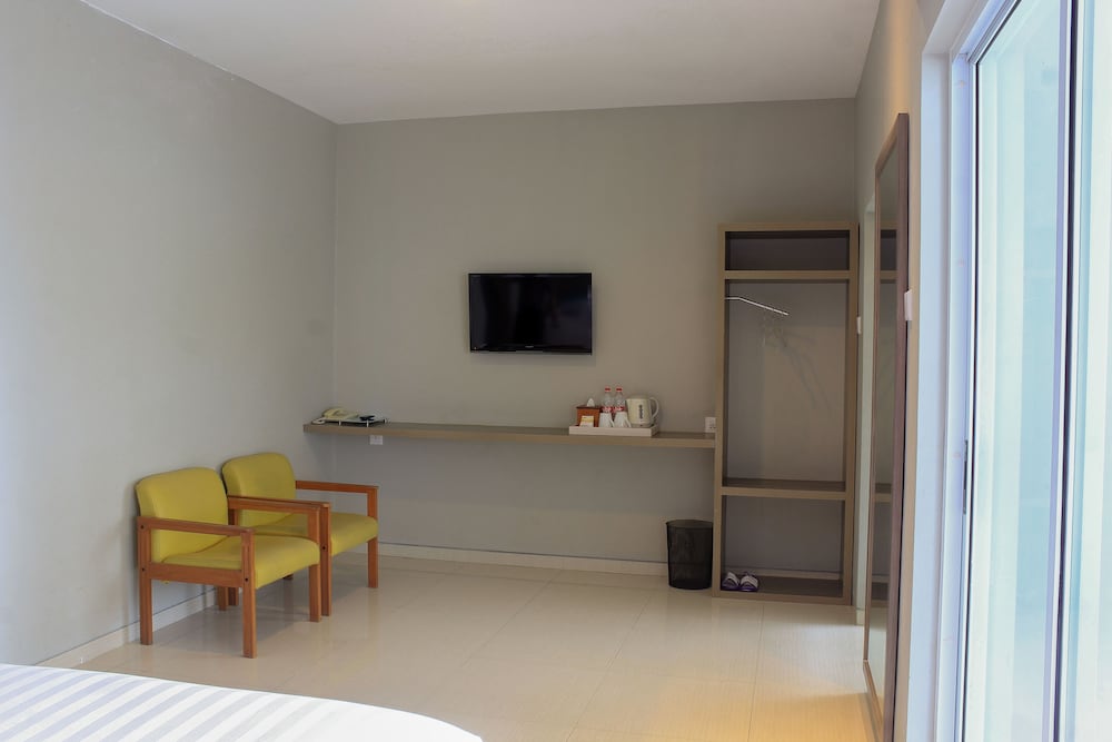Design Room, 1 King Bed - Photo 2