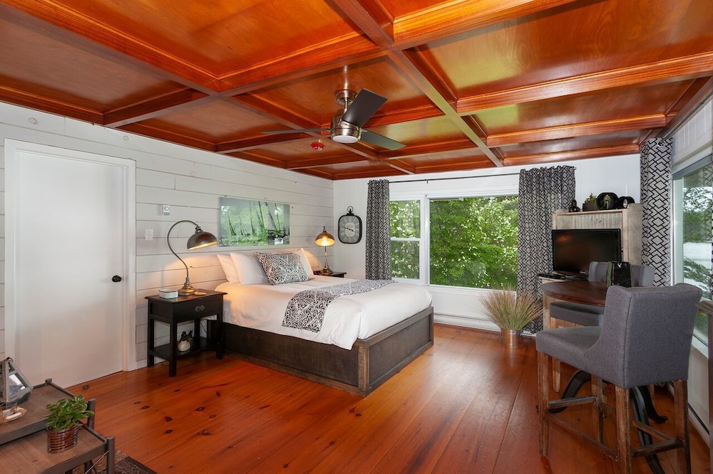 Standard Suite, 1 Queen Bed, Non Smoking photo 2