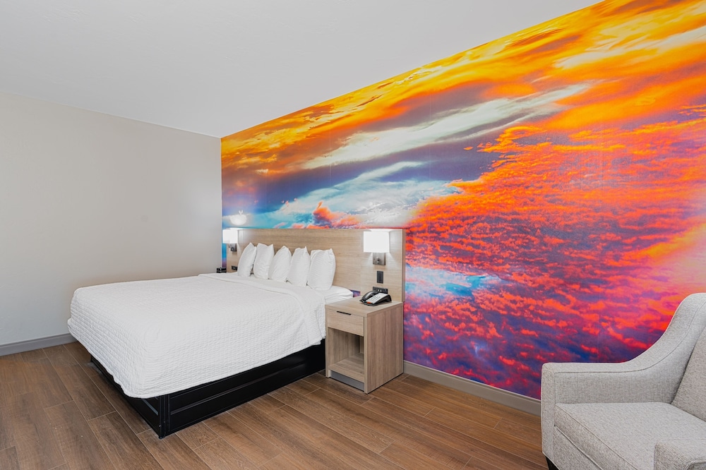 Deluxe Studio Suite, 1 King Bed, Non Smoking, Hot Tub - Photo 3