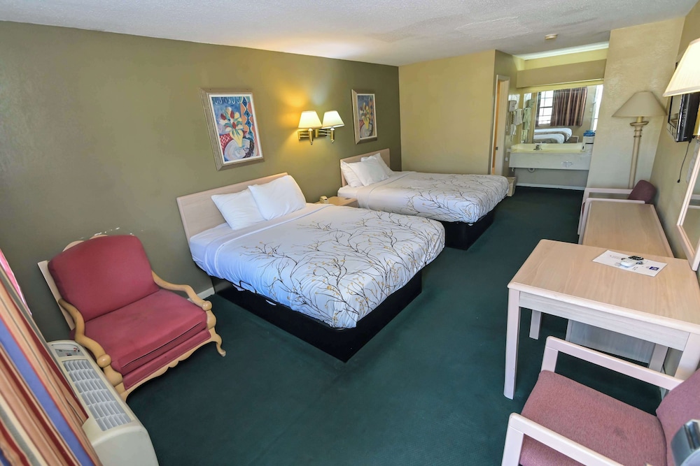 Room, 2 Double Beds, Smoking - Photo 8