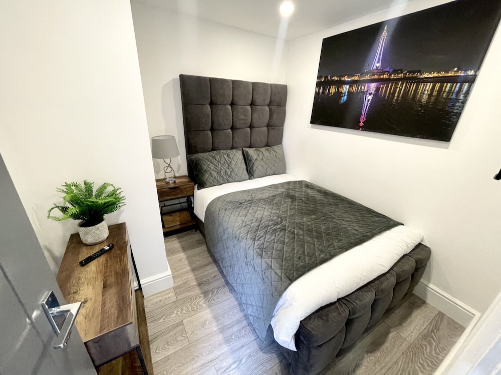 Luxury Apartment, Private Bathroom, Garden View (HOT TUB & spa bath ) - Photo 4