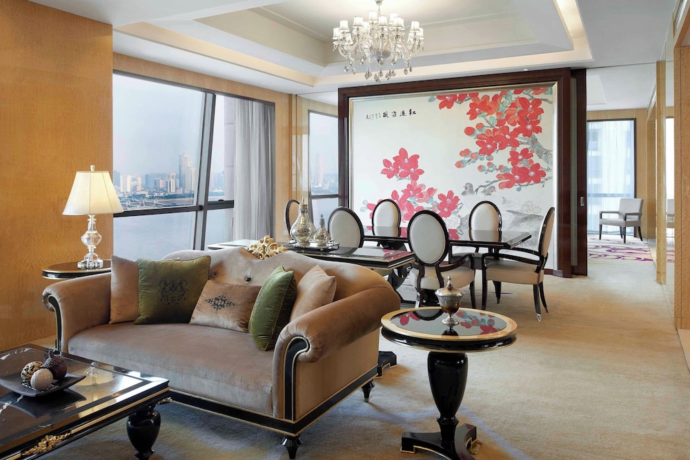 1 King Bed, River View, Executive Lounge Access, High Floor - 15th and above, Large Suite