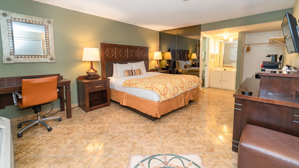 Deluxe Room, 1 King Bed - Photo 1