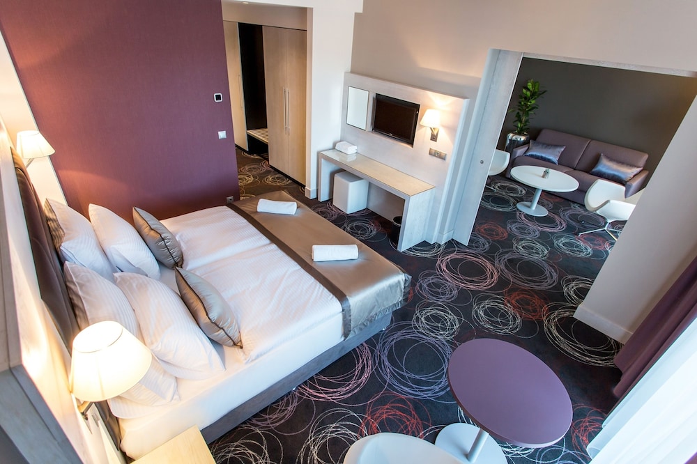 Studio Suite, 1 King Bed with Sofa bed photo 1