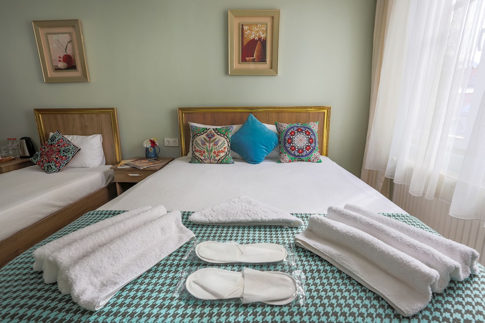 Standard Triple Room, Multiple Beds, Partial Sea View photo 3
