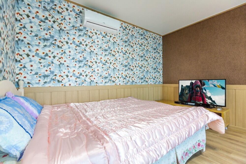 Room (103)
