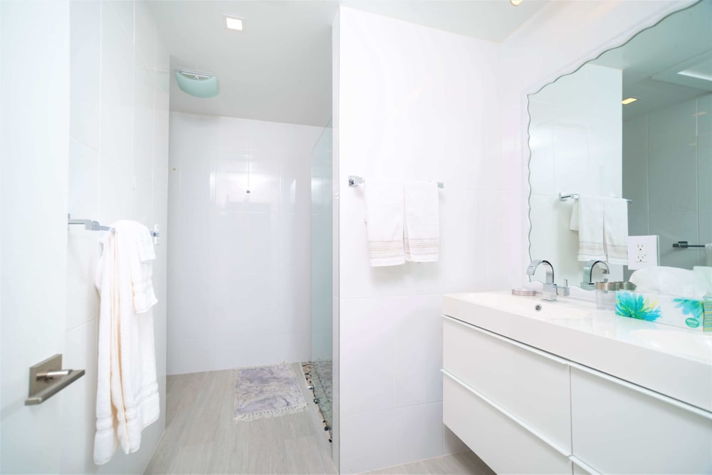 Luxury Condo, 1 King Bed with Sofa bed, Ocean View, Ground Floor photo 3