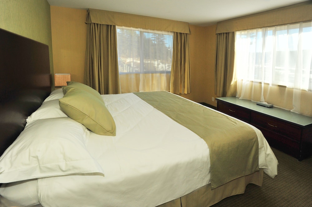 Suite, 1 King Bed with Sofa bed, Non Smoking - Photo 2