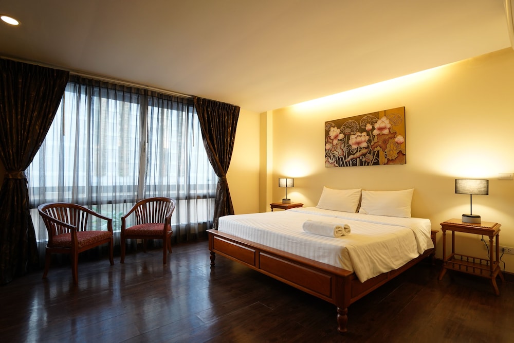 Grand Room, 1 King Bed photo 3