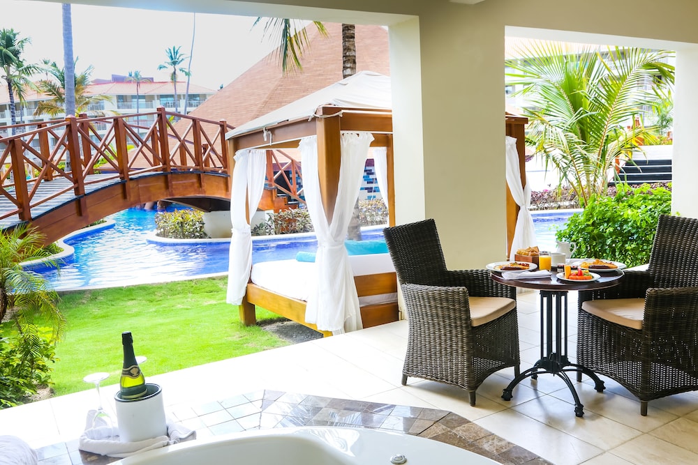 Mirage Club Swim Up Suite Outdoor Jacuzzi