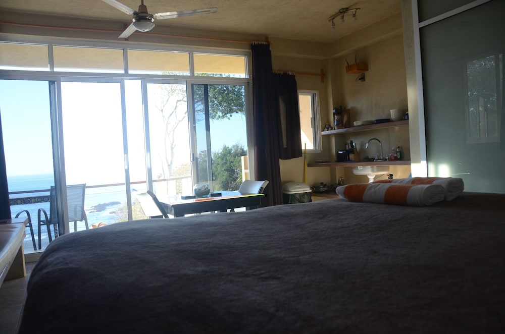 Comfort Suite, 1 King Bed, Ocean View, Oceanfront R2 photo 3