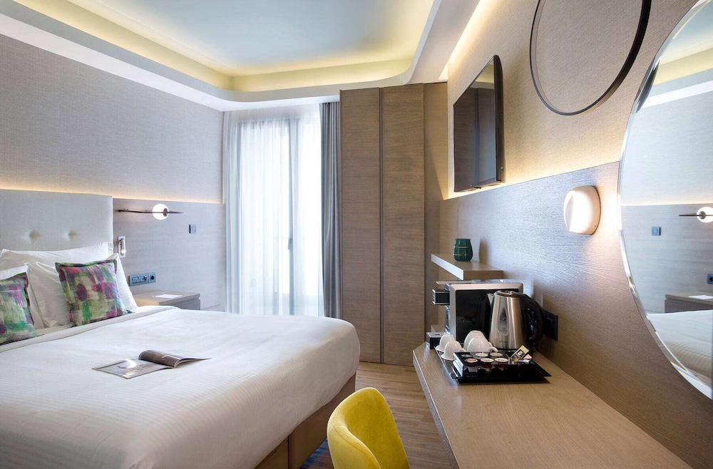 Classic Room, 1 King Bed, Atrium View